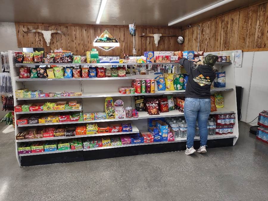 A person standing in a store

Description automatically generated